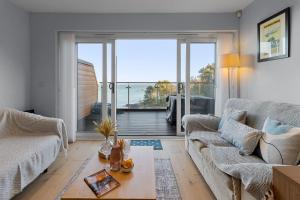 Avocet 2 Luxury Apartment with Pool and Parking