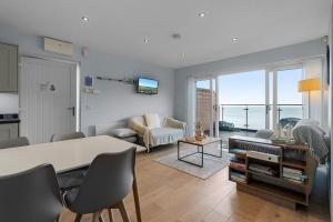 Avocet 2 Luxury Apartment with Pool and Parking