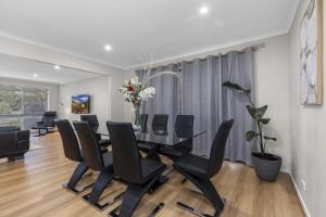 LUXURY PET-FRIENDLYs BENDIGO ACCOMMODATION 4 BEDROOM 2 BATHROOMS ENTIRE HOME WALK TO BENDIGO CBD LAKE EASTER FESTIVAL Bendigo Regional Tennis Centre BRTC Central Deborah Gold Mine Bendigo Art Gallery Golden Dragon Museum Rosalind Park The Great Stupa