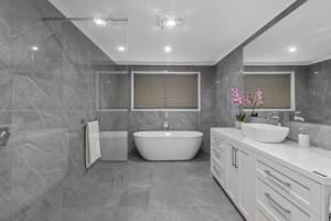 LUXURY PET-FRIENDLYs BENDIGO ACCOMMODATION 4 BEDROOM 2 BATHROOMS ENTIRE HOME WALK TO BENDIGO CBD LAKE EASTER FESTIVAL Bendigo Regional Tennis Centre BRTC Central Deborah Gold Mine Bendigo Art Gallery Golden Dragon Museum Rosalind Park The Great Stupa