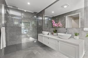 LUXURY PET-FRIENDLYs BENDIGO ACCOMMODATION 4 BEDROOM 2 BATHROOMS ENTIRE HOME WALK TO BENDIGO CBD LAKE EASTER FESTIVAL Bendigo Regional Tennis Centre BRTC Central Deborah Gold Mine Bendigo Art Gallery Golden Dragon Museum Rosalind Park The Great Stupa