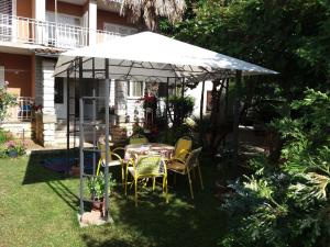 Apartment Wohnung Ivaana mit Privatparkplatz by Interhome