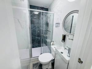 Stylish Twin En-Suite Room near Cardiff Centre