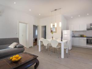 Holiday Home Modernes Ferienhaus mit Terrasse und Meerblick by Interhome