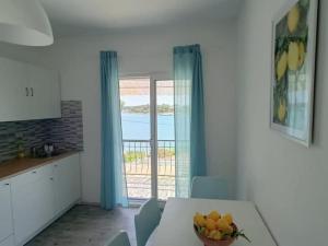 Apartment Wohnung Mama Roza mit Blick auf das Wasser by Interhome
