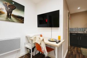 City Central Work-Friendly Studio 1BR