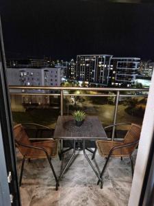 Modern 2BR apt in WestPoint close to Medical Uni