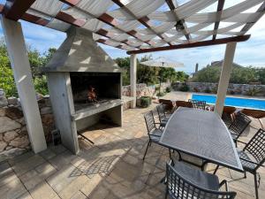 Holiday Home Modernes Ferienhaus Robinson in Dobropoljana by Interhome