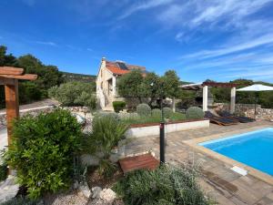 Holiday Home Modernes Ferienhaus Robinson in Dobropoljana by Interhome