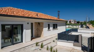 Beautiful Villa Barbara with pool in Kastelir