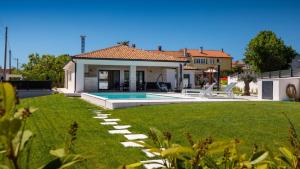 Beautiful Villa Barbara with pool in Kastelir