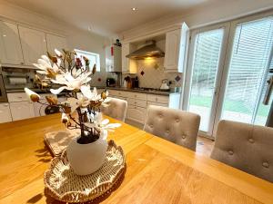 Comfortable Three Bedroom Home in Christchurch with Free Parking - Sleeps 6