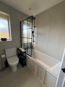 Contractor-Friendly Stay in Manchester, Parking, WiFi