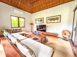 Istana Semer - Balinese Style Private Event Villa, with Large Pool, Gardens and Cook - Near to Canggu & Seminyak