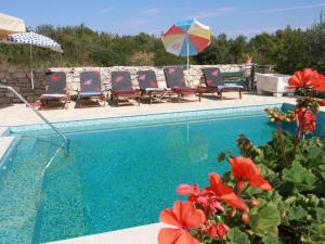 Holiday Home Geräumige Ferienvilla mit Pool und Meerblick by Interhome
