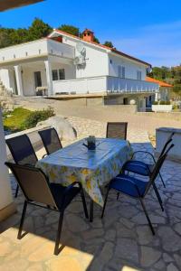 Holiday Home in Kampor mit Privatparkplatz by Interhome