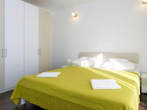 Apartment in Dugi Rat mit Großer Terrasse by Interhome