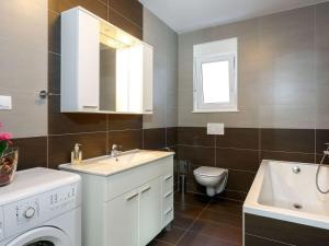 Apartment in Dugi Rat mit Großer Terrasse by Interhome