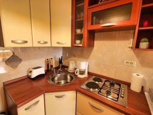 Apartment Helena2 mit Blick auf das Wasser by Interhome