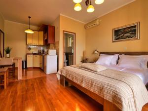 Apartment Helena2 mit Blick auf das Wasser by Interhome