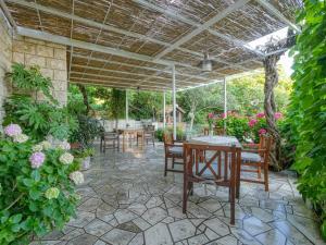 Apartment Helena2 mit Blick auf das Wasser by Interhome