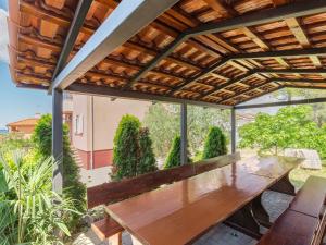 Apartment Pinta mit großem Garten by Interhome