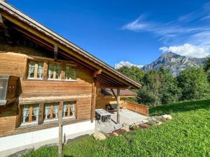 Holiday Home Chalet Simeli by Interhome