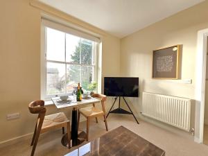 Contemporary first-floor apartment close to town - Pass the Keys