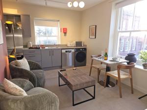 Contemporary first-floor apartment close to town - Pass the Keys