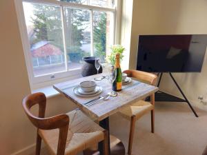 Contemporary first-floor apartment close to town - Pass the Keys