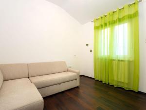 Apartment Wohnung in Dugi Rat mit Großer Terrasse by Interhome