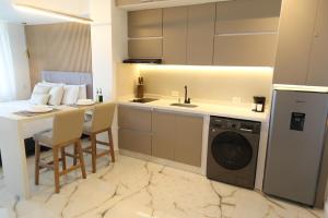 Ocean view apartment near the airport