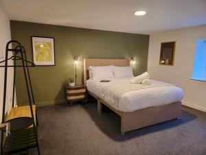 Stylish and spacious lower ground floor apartment -Pass the Keys