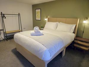 Stylish and spacious lower ground floor apartment -Pass the Keys