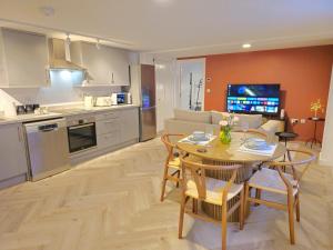 Stylish and spacious lower ground floor apartment -Pass the Keys