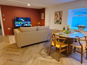 Stylish and spacious lower ground floor apartment -Pass the Keys