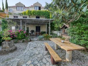 Apartment Appartement Helena mit Entspannung im Whirlpool by Interhome