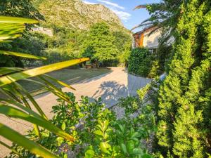 Apartment Appartement Helena mit Entspannung im Whirlpool by Interhome