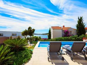 Holiday Home Luxuriöse Villa Dolce Vita direkt am Meer mit privatem Pool und Parkplatz by Interhome