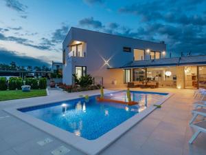 Holiday Home Villa EmMa mit 5 Schlafzimmern und beheiztem Pool by Interhome