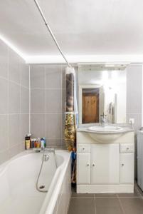 !!!! ONLY Aïrbnb !!!!! Private Room in Paris center - shared apartment