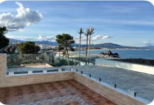 Dreamy ocean getaway! Renovated bungalow