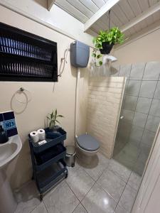 Refúgio para dois ao entardecer na beira-mar