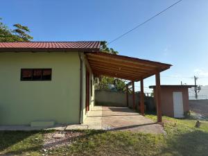 Refúgio para dois ao entardecer na beira-mar