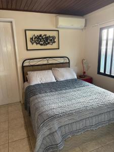 Refúgio para dois ao entardecer na beira-mar