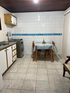 Refúgio para dois ao entardecer na beira-mar