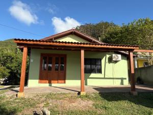 Refúgio para dois ao entardecer na beira-mar