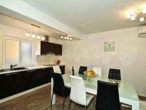 Holiday Home mit Pool- Terrasse und Parkplatz by Interhome