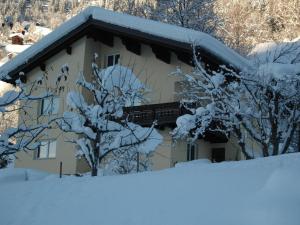 Apartment Große Wohnung in Silbertal mit Großem Garten by Interhome