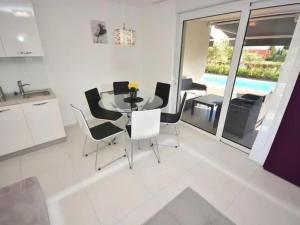 Apartment Wohnung 2 mit Schwimmbad und Garten by Interhome